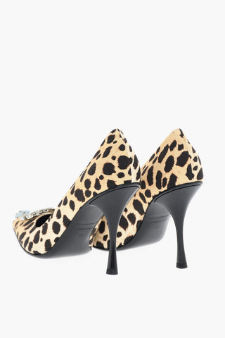 Animal-Print-Pumps mit strassbesetztem Monogramm, 10 cm Absatz