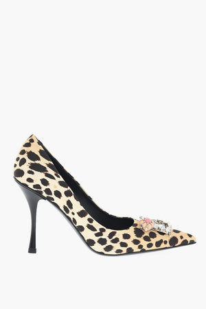 Animal-Print-Pumps mit strassbesetztem Monogramm, 10 cm Absatz