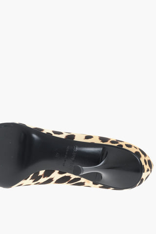 Animal-Print-Pumps mit strassbesetztem Monogramm, 10 cm Absatz