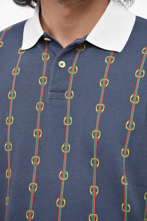 Polo a Due Bottoni a Motivo Iconico All-Over