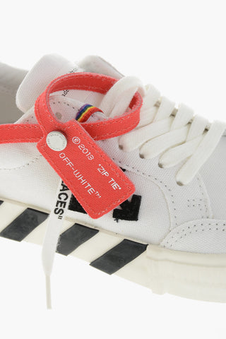 Niedrige Sneakers VULCANIZED aus Canvas mit kontrastierendem Monogramm