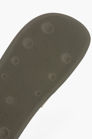 로고 밴드가 있는 고무 슬라이드