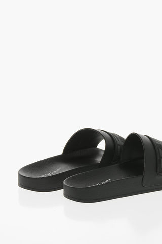 Einfarbige Slides mit Riemen aus technischem Logoband