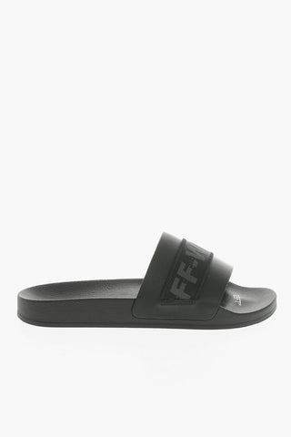 Einfarbige Slides mit Riemen aus technischem Logoband