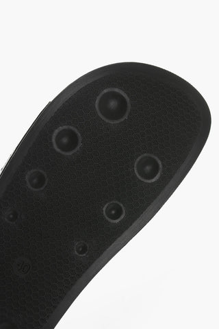 Einfarbige Slides mit Riemen aus technischem Logoband