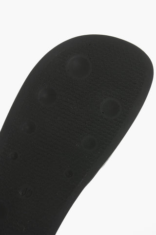 Einfarbige Slides mit Riemen aus technischem Logoband