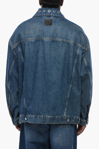 Dunkel Gewaschene Jeansjacke Mit Dekorativen Ösen