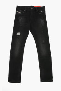 Jeans 1995 mit dunkler Waschung und Distressed-Effekt