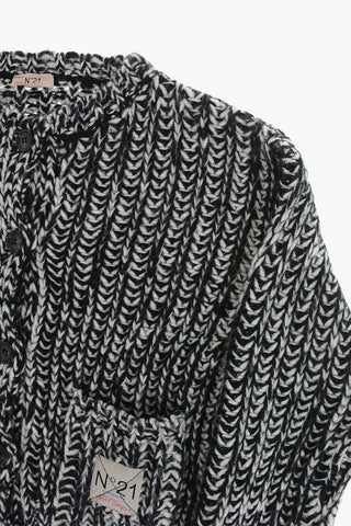 Zweifarbiger Pullover mit Knöpfen