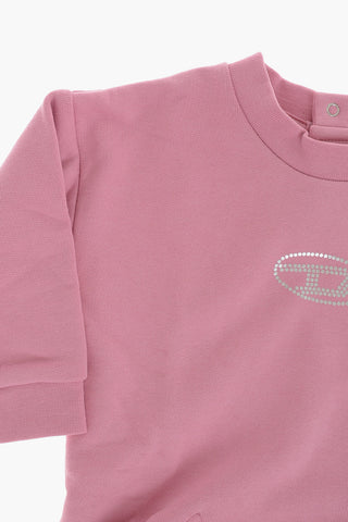 Ausgestelltes Kleid mit Monogramm