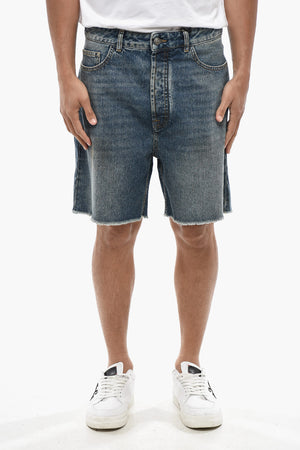 Shorts in Denim ad Orlo Sfrangiato con Logo Curved sul Retro 