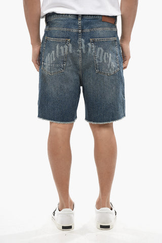 Shorts in Denim ad Orlo Sfrangiato con Logo Curved sul Retro 