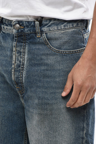 Shorts in Denim ad Orlo Sfrangiato con Logo Curved sul Retro 
