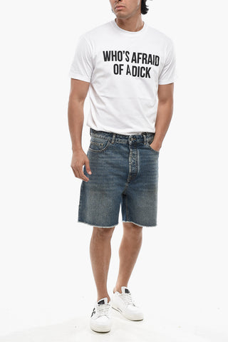 Shorts in Denim ad Orlo Sfrangiato con Logo Curved sul Retro 