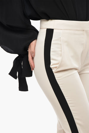 Seidenhose Mit Kontrastierenden Seitenstreifen
