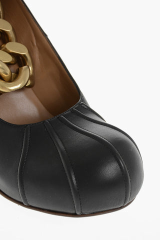 Pumps mit Knöchelriemen GROOVE aus Eco-Leder mit goldfarbenem Kettendetail 8,5cm