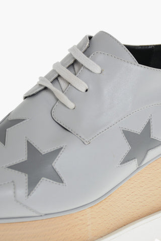 Sneakers aus Eco-Leder mit perforierten Sternen 8,5cm