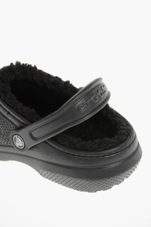 Durchbrochene Gummi-Clogs mit Innenfutter aus Kunstfell
