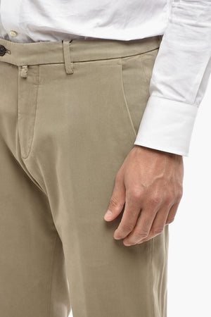 Chinohose aus Baumwollmischung mit Gürtelschlaufen