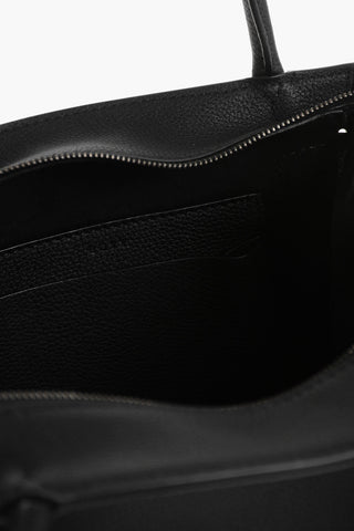 Genarbte Leder-Umhängetasche BOBBY mit großer Ton-in-Ton-Schnalle