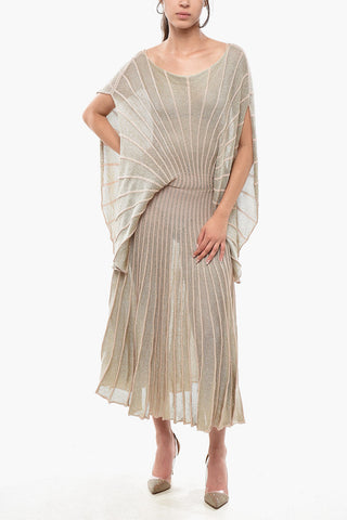 Midikleid aus Lurex mit skulpturalem Design und weiten, mantelähnlichen Ärmeln