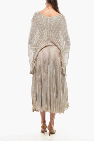 Midikleid aus Lurex mit skulpturalem Design und weiten, mantelähnlichen Ärmeln