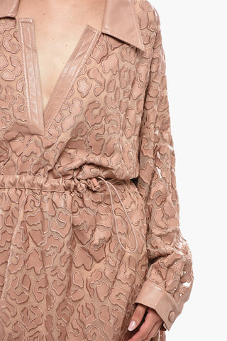 Seiden-Chemisier Mit Animalier-Motiv, Details Aus Kunstleder Und Offenem Rücken