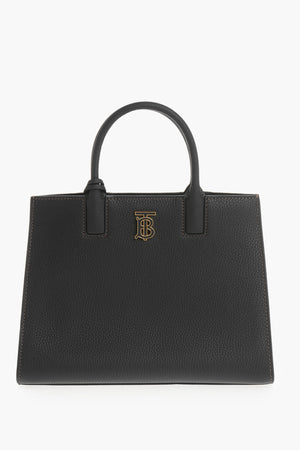 Handtasche aus genarbtem Leder mit geprägtem Logo