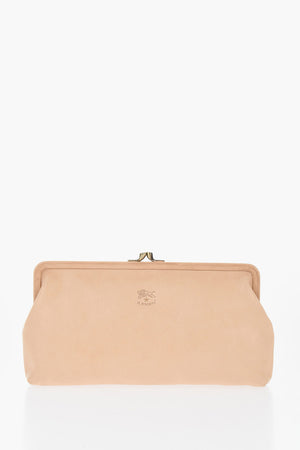 Clutch aus genarbtem Leder mit eingraviertem Logo