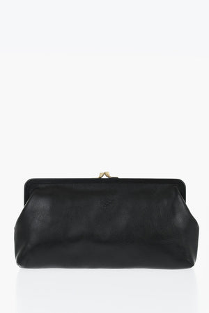 Clutch aus genarbtem Leder mit eingraviertem Logo