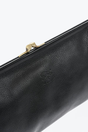 Clutch aus genarbtem Leder mit eingraviertem Logo