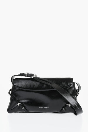 Schultertasche Aus Laminiertem Leder Mit Schnallendetails