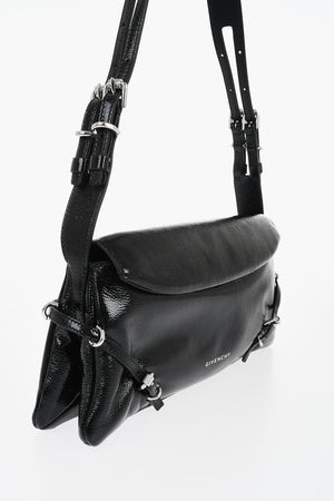 Schultertasche Aus Laminiertem Leder Mit Schnallendetails