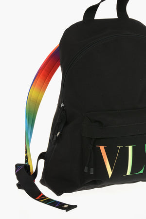 Rucksack mit Regenbogen-Logo