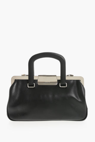 Handtasche aus Leder mit silberfarbenen Details