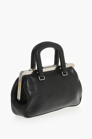 Handtasche aus Leder mit silberfarbenen Details