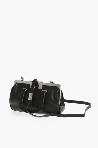 Handtasche aus Leder mit silberfarbenen Details