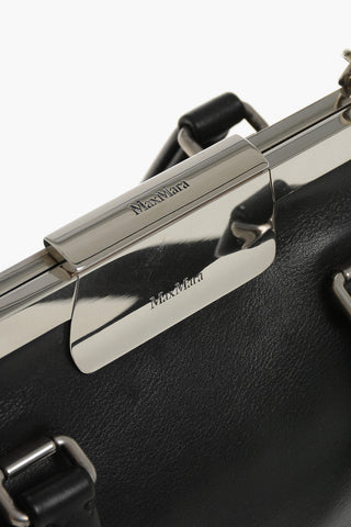 Handtasche aus Leder mit silberfarbenen Details