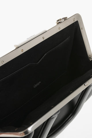 Handtasche aus Leder mit silberfarbenen Details