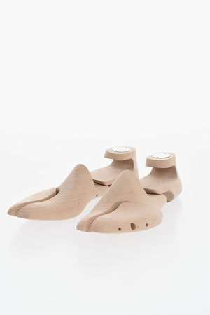 Schuhspanner aus Holz mit silberner Logo-Plakette