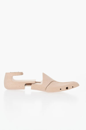Schuhspanner aus Holz mit silberner Logo-Plakette
