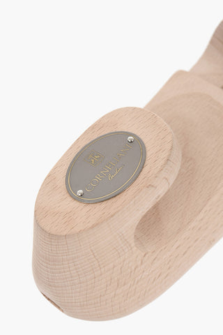 Schuhspanner aus Holz mit silberner Logo-Plakette