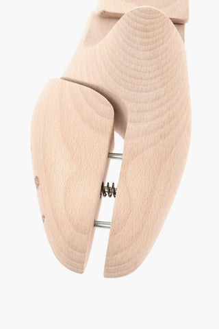 Schuhspanner aus Holz mit silberner Logo-Plakette