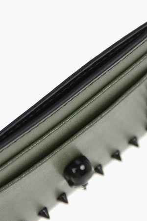 Kartenetui aus Saffiano-Leder mit Nieten und geprägtem Totenkopf