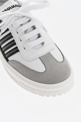 Niedrige Ledersneaker mit Kontrastdetails