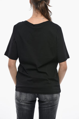 T-Shirt mit Rundhalsausschnitt EASY FIT, einfarbig mit ikonischem Print, verziert mit Strass