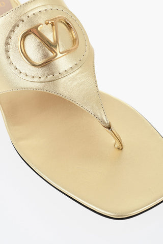 Zehensandalen aus Lamé-Leder mit Front-Monogramm