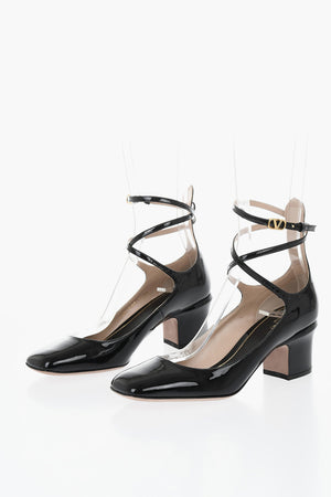 Pumps mit Knöchelriemen aus Lackleder mit Logoriemen 7cm