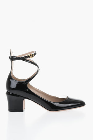 Pumps mit Knöchelriemen aus Lackleder mit Logoriemen 7cm