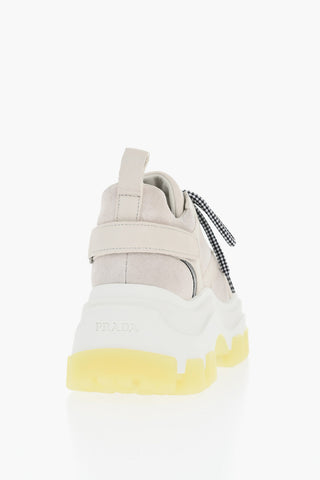 Plateau-Sneakers aus Wildleder mit Klettverschluss-Detail